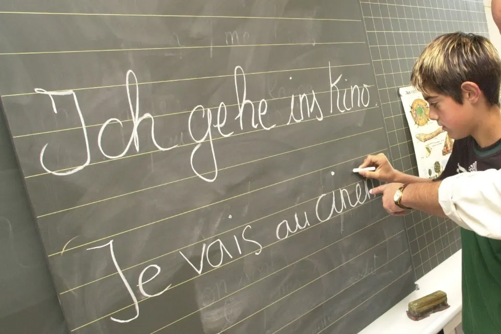 Ein Kind in der Classe Bilingue schreibt an die Tafel